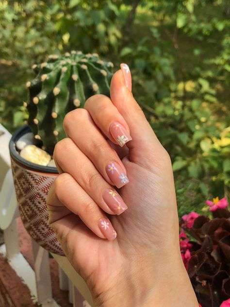 Nude Floral Nails, Hibiscus Flower Nails, Nail Art Pink, Sticker Nail Art, Nails Floral, Holiday Acrylic Nails, Flowers Pastel, Cute Short Nails, Squoval Nails