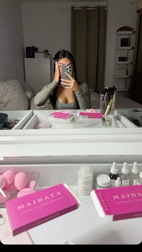 Vanity Picture Ideas, Vanity Mirror Pics, Vanity Mirror Selfie, Acrylic Nails Nude, Glam Aesthetic, College Motivation, Latina Fashion Outfits, Apartment Living Room Design, Latina Fashion