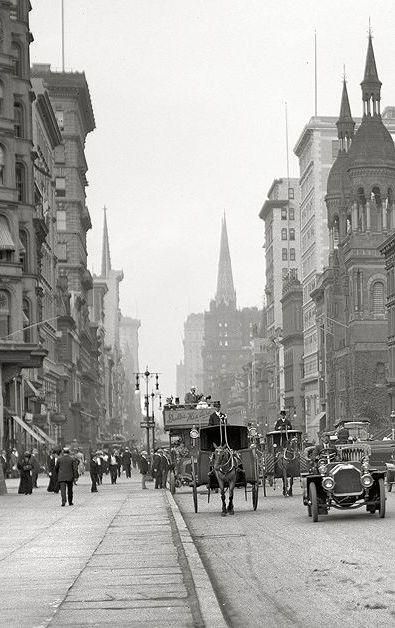 Back in time People On The Street, Nyc History, New York Vintage, New York Pictures, 42nd Street, 5th Avenue, Vintage New York, New York State, Street Scenes