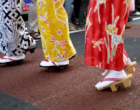 What You Need to Know about Geta & Zori Geisha Shoes, Japanese Sandals, Geta Sandals, Japanese Footwear, All About Japan, Casual Beach Wear, Summer Kimono, Sandals Outfit, Japanese Aesthetic