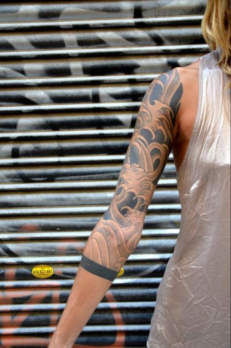 Beautiful simplistic asian half sleeve Velociraptor Tattoo, Mangas Tattoo, Muster Tattoos, Nautical Tattoo, Geniale Tattoos, Japanese Waves, Japanese Sleeve, 1 Tattoo, Waves Tattoo