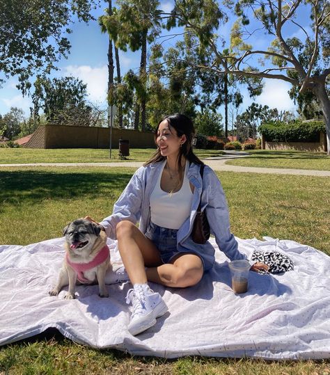 What to Wear on a Picnic? 21 Outfit Ideas Picnic Jeans Outfit, Clothes For Picnic, Winter Picnic Outfit Aesthetic, Evening Picnic Outfit, Picnic Casual Outfits, Comfy Picnic Outfit, What To Wear For A Picnic, Picnic Party Outfit Ideas, Picnic Outfit Spring Casual