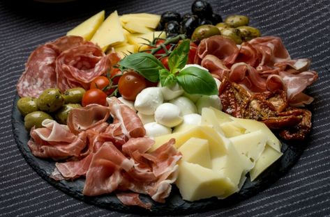 Antipasti platter Italian Thanksgiving, Antipasti Platter, Charcuterie Plate, Antipasto Platter, Sweet Italian Sausage, Idee Pasto Sano, Food Platters, Parma, Italian Food