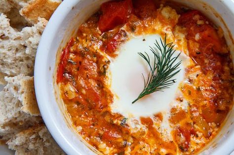 Tomato and Feta Baked Eggs with Crusty Bread Ibs Meals, Lowfod Map, Fibro Diet, Eggs Tomato, Weekday Recipes, Egg Tomato, Fodmap Food, Tomato And Feta, Fodmap Foods