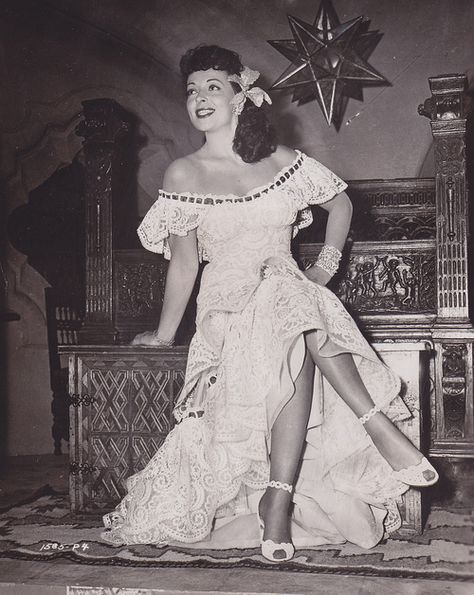 Mexican Vintage. I love the dress. 50s Mexican Fashion, 1920s Mexican Women, 1930s Mexican Fashion, 1950s Mexican Fashion, 1920s Mexican Fashion, Mexican 70s Fashion, Vintage Mexican Wedding Dress, Vintage Mexican Fashion, Mexican Coquette