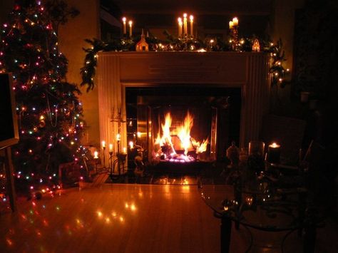 Cosy Christmas night Cosy Christmas, Christmas Fireplace, Christmas Night, Christmas Scenes, Noel Christmas, Christmas Mood, Christmas Love, Christmas Aesthetic, Christmas Joy