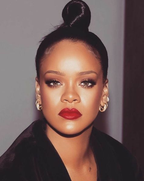 Rihanna Face, Rihanna Quotes, Robyn Fenty, Looks Rihanna, Rihanna Love, Multiple Ear Piercing, Rihanna Outfits, Rihanna Riri, Rihanna Style