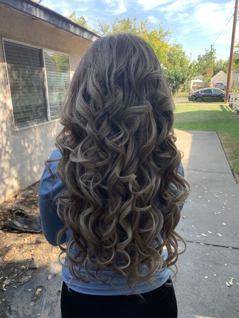 Curls Curled Hairstyles Volume, Super Curled Hair, Curled Hairstyles For Wedding, Hair Salon Curls, Loose Voluminous Curls, Teased Curled Hair, Bubble Curls, Large Curls Long Hair, Big Bouncy Curls Long Hair