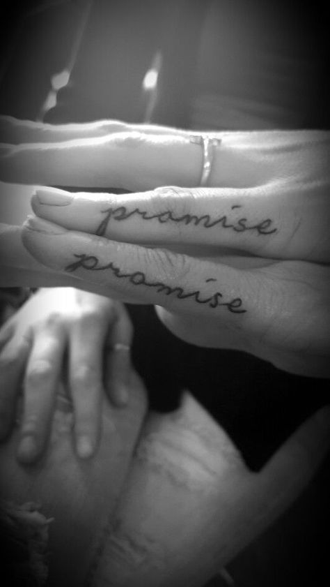 Finger Tattoos For Women Best Friends, Small Best Friend Tattoos Finger, Finger Tattoos Pinky, Pinky Promise Matching Tattoos, Pinky Promise Tattoo Sisters, Promise Finger Tattoo, Best Friend Tattoos Pinky Promise, Best Friends Finger Tattoo, Promise Pinky Tattoo