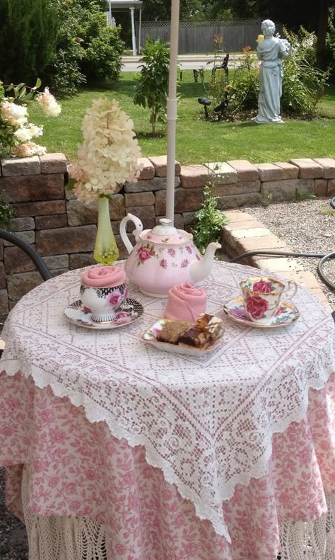 Vintage High Tea, Vintage Tea Parties, Tea In The Garden, Balkon Decor, Tea Party Table, Ladies Tea, Background Search, Decoration Shabby, High Tea Party