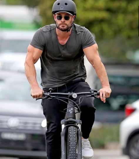 281 Likes, 3 Comments - Chris Hemsworth Archive (@chrishemswortharchive) on Instagram: “Chris and Elsa SPOTTED yesterday biking around Sydney, NSW. Via @justjared on website.” Chris And Elsa, Famous Guys, Mountain Biking Gear, Chris Hemsworth Thor, Bike Gift, Cycling Gifts, Biking Outfit, The Giver, Bike Style