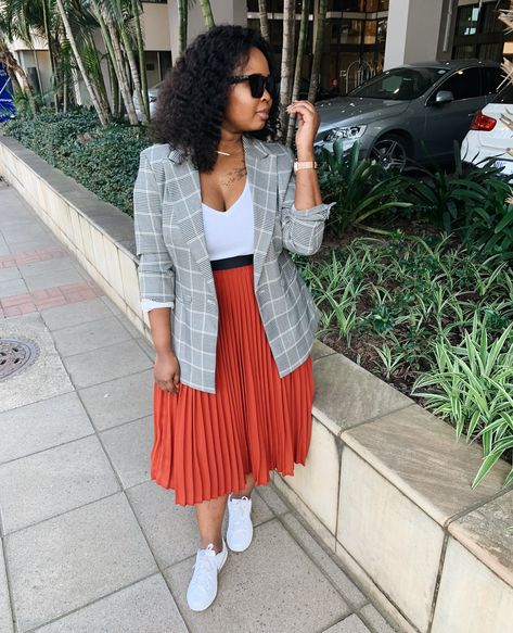 Scrunch Skirt Outfit, Modest Work Outfits Office Attire, Business Casual Outfits For Work Simple, Pleated Skirt Outfit Work, Pleated Skirt And Sneakers, Retro Business Casual, Fashionable Work Outfit, Modesty Outfits, Stylish Work Attire