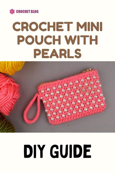 Crochet with pearls is a simple and wonderful option to completely transform your work. Crochet Bag With Beads, Crochet With Pearls, Beach Bag Patterns, Crochet Mini Pouch, Crochet Totes, Crochet Small Bag, Crochet Bag Charm, Tote Bag Patterns, Mini Pouch Bag