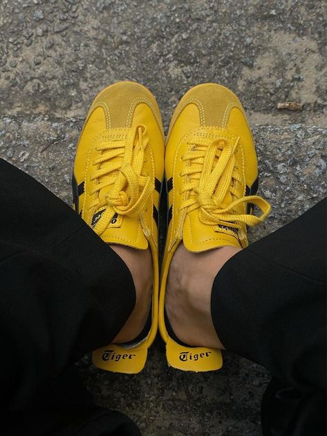 Onitsuka Tiger Women Outfit, Yellow Shoes Outfit, Summer Shoes Trends, Scandi Fashion, Friday Mood, Sneaker Shop, Tennis Shoes Outfit, Yellow Sneakers, Yellow Fits