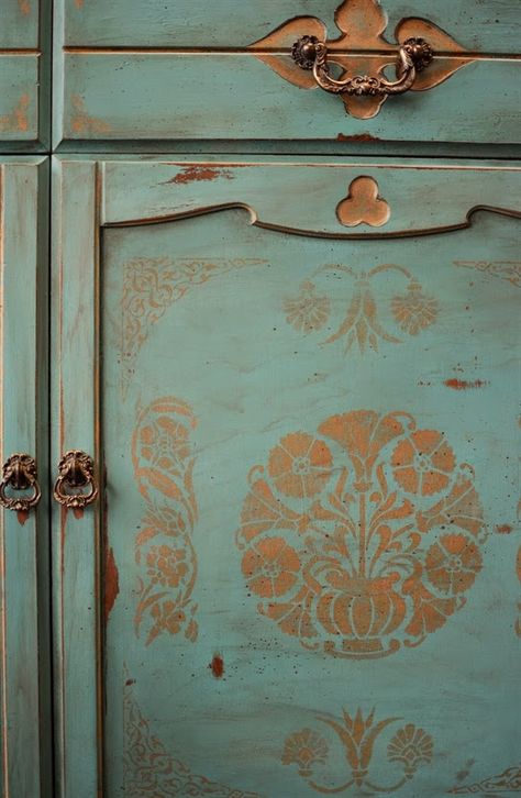 Lee Caroline - A World of Inspiration: Moroccan Inspired Cabinet - Chalk Paint™ and Stencil Makeover Moroccan Cabinet, Decorative Furniture Painting, Corner Headboard, Lounge Inspiration, Painted Headboard, Chalk Paint Finishes, Painted Hutch, Painted China Cabinets, Moroccan Room