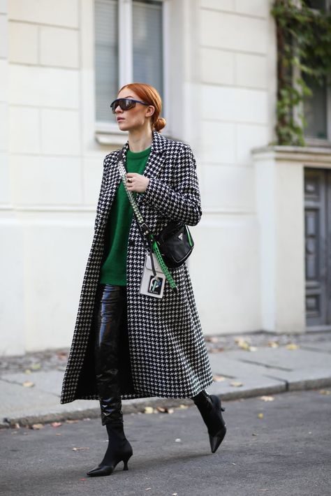 Houndstooth Coat Outfit Street Style, Green Sweater Outfit Winter, Houndstooth Coat Outfit, Green Sweater Outfit, Houndstooth Coat, Oversize Sweater, Sock Booties, Paris Mode, Black Leather Pants