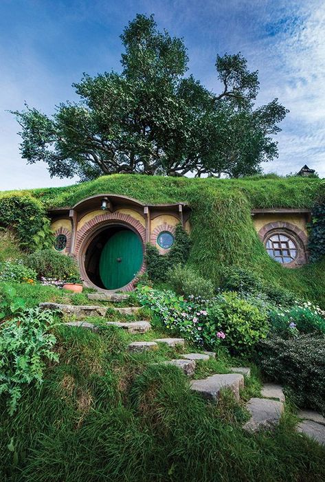 Bilbo Baggins House, Casa Do Hobbit, Casa Dos Hobbits, Casa Hobbit, Underground Homes, Bilbo Baggins, Hobbit Hole, Movie Set, Hobbit House