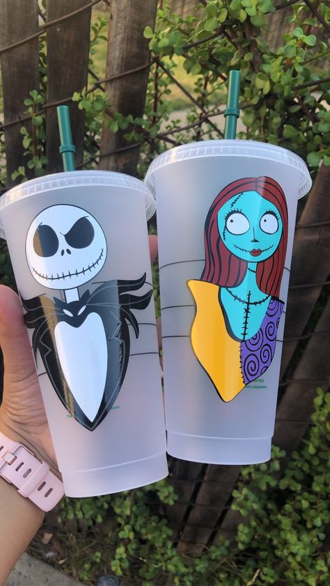 Christmas Cup Ideas, Cups Starbucks, Zero Nightmare Before Christmas, Disney Keychain, Bff Matching, Tumbler Halloween, Christmas Cups, Sally Nightmare, Sally Nightmare Before Christmas