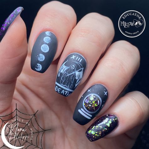 Black tarot card gel nails with glitter Tarot Nails Acrylic, Crystal Ball Nail Art, Tarot Inspired Nails, Tarot Card Nail Art, Tarot Nail Art, Crystal Ball Nails, Spiritual Nails Designs, Tarot Card Nails, Tarot Nails