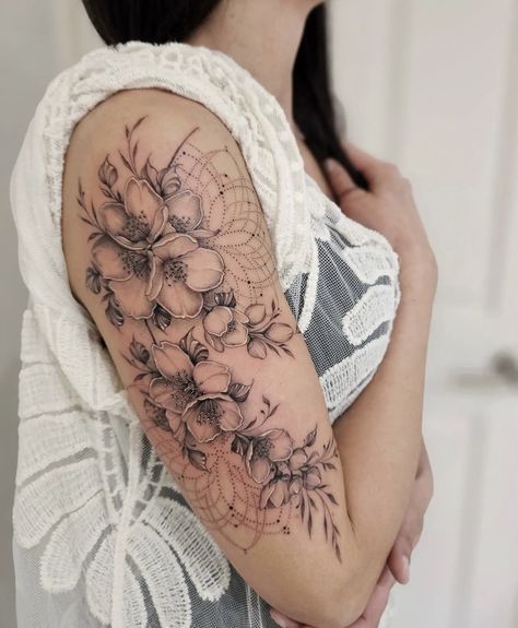 Side Tattoos Women, Flower Shoulder Tattoo, Side Neck Tattoo, Floral Tattoo Shoulder, Wrap Tattoo, Rose Tattoos For Women, Poppies Tattoo, Beautiful Flower Tattoos, Vine Tattoos