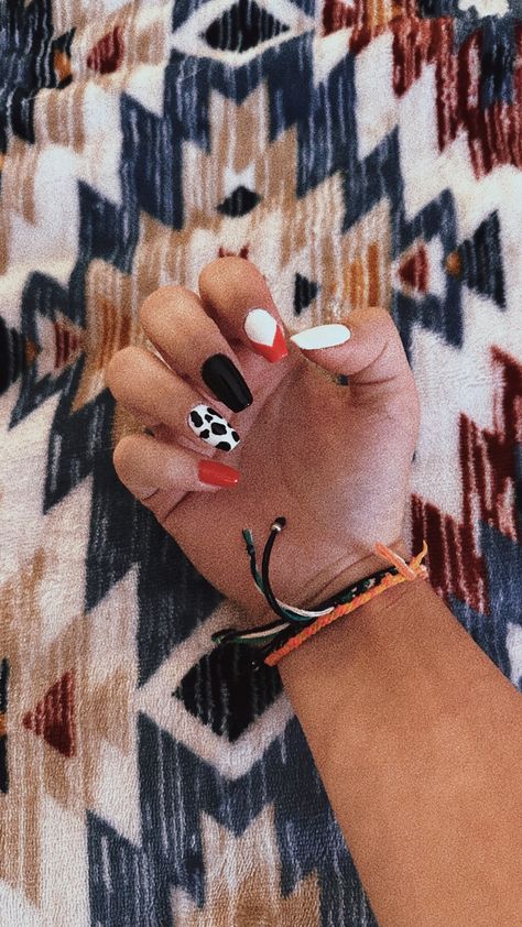 Country Nails Design Short, Easy Western Nails To Do At Home, Nail Ideas Punchy, Western Dip Nail Ideas, Short Cute Nails Square, Diy Western Nails, Nails Acrylic Western Simple, Red Western Nail Ideas, Punchy Western Nails Short