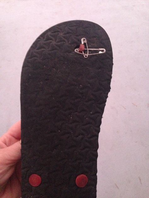 Quick emergency broken flip flop fix! Fix Flip Flops, Diy Sandals, Diy Shoe, Diy Shoes, Flip Flop, Diy Fashion, Life Lessons, Helpful Hints, Skateboard