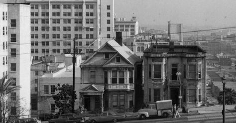 Take a drive through Downtown LA—then and now  ||  A short film shows how much Bunker Hill has changed since the 1940s. https://la.curbed.com/2016/7/20/12231150/downtown-los-angeles-vintage-footage-bunker-hill Bunker Hill Los Angeles, Cottage Mansion, California History, Central Library, Bunker Hill, Victorian Mansions, Vintage Los Angeles, Drive Through, City Of Angels