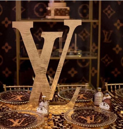 Designer Bag Centerpieces, Louis Vuttion Birthday Party Ideas, Louis Vuitton Party Theme Ideas, Lv Party Ideas Louis Vuitton, Lv Birthday Party Ideas, Louis Vuitton Centerpiece Ideas, Champaign Bar, Loui Vuttion, Louis Vuitton Birthday Party