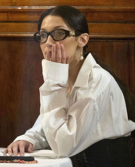 Bella Hadid Glasses, Siren Aesthetic, Glasses Aesthetic, Fashion Design Classes, Aesthetic 2024, Corporate Chic, Bella Hadid Outfits, Bella Bella, Office Siren