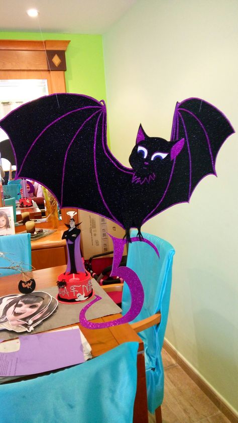 Mavis dracula goma Eva Hotel Transylvania Birthday Party Ideas, Festa Hotel Transylvania, Hotel Transylvania 1, Hotel Transylvania Birthday, Hotel Transylvania Party, Mavis Dracula, 5th Birthday Party Ideas, Hotel Transylvania, Lego Batman