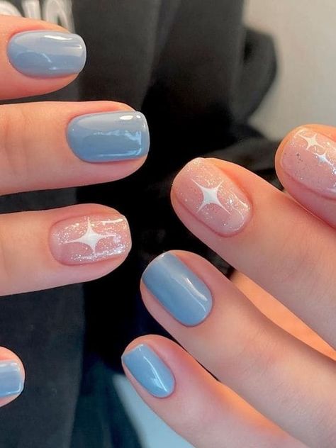 Winter Nails Polish, Blue Short Winter Nails, Nails Art Blue Designs, Gel Nail Designs Short Nails Winter, Winter Themed Nails Short, Simple Nail Designs For Winter, Blue Winter Nail Designs Simple, Easy Nail Art Winter, Short Gel Nail Designs Winter Art Ideas