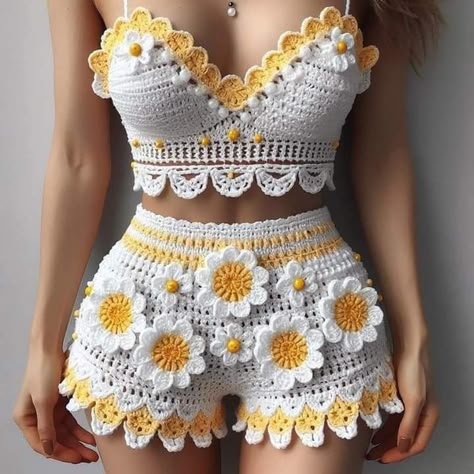 Croche Aesthetic, Halter Top And Shorts, Crocheted Daisy, Fits Y2k, Peacock Crochet, Twitter Frases, Crochet Shorts Pattern, Shay Rudolph, Y2k Icons