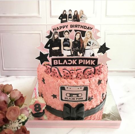 Jisoo Birthday Cake, Blackpink Cake Ideas, Black Pink Birthday Cake, Pastel Blackpink, Jisoo Hello Kitty, Jisoo Birthday, Blackpink Cake, Blackpink Birthday, Lightstick Decoration