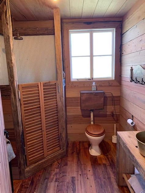 Western Tiny House Ideas, Tiny Cabin Bathroom Layout, Wooden Cabin Bathroom, Tiny Home Bathroom Ideas, Small Cabin Bathroom Ideas, Cabin Style Bathroom, Tiny Cabin Bathroom, Bar Bathroom Ideas, Barn Bathroom Ideas