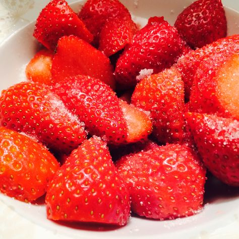 Beautiful strawberries w a teensy bit of sugar! 😘 Strawberries With Sugar, Strawberries And Sugar, Sugar Strawberries, Strawberry Sugar, Icing Sugar, Strawberries, Dessert, Fruit, Paris