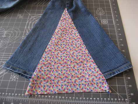 Diy Hippy Pants, How To Make Bell Bottom Jeans, Diy Bell Bottom Jeans, Diy Hippie Clothes, Diy Flare Jeans, Diy Bell Bottoms, Jeans Tutorial, Recyceltes Denim, Hippie Jeans