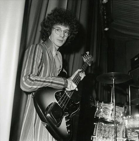 May 11, 2003 – 12 years ago today, The Jimi Hendrix Experience bassist Noel Redding died from complications of cirrhosis of the liver at the age of 57. Mitch Mitchell, The Jimi Hendrix Experience, Noel Redding, Iconic Musicians, Jimi Hendrix Experience, Bass Players, Bass Guitarist, Learn To Play Guitar, Recorder Music