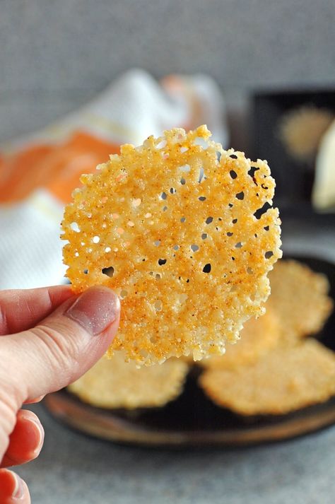 Baked Parmesan Crisps Recipe - Cooking with Mamma C Parmesan Crisps Recipe, Keto Cheese Chips, Parmesan Cups, Cheesy Chips, Crisps Recipe, Parmesan Cheese Crisps, Low Carb Crackers, Fest Mad, Parmesan Crisps