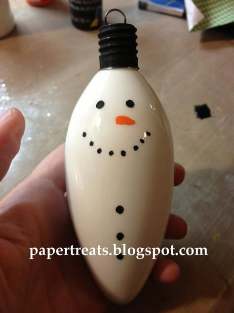 Bulb Shaped Ornaments Diy Christmas, Diy Snowman Ornaments, Light Bulb Crafts, Vintage Christmas Lights, Diy Christmas Lights, Bulb Ornaments, Light Bulb Ornaments, Christmas Light Bulbs, Diy Snowman