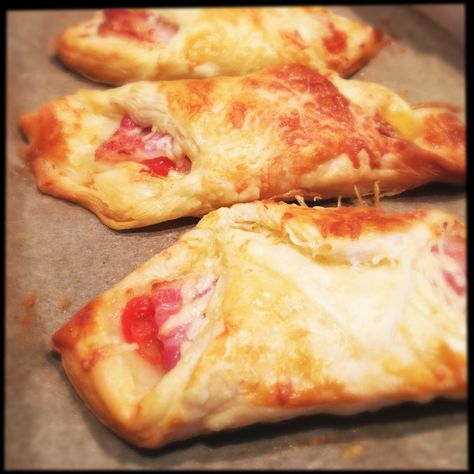 Bacon Turnover Recipe, Cheese And Bacon Twists, Bacon Egg And Cheese Danish, Puff Pastry Bacon Cheese, Cheese And Bacon Turnovers, Party Food Savoury, Easter Brunch Appetizers, Bacon And Cheese Turnover, Breakfast Party Menu