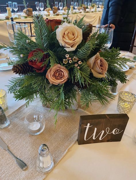 Winter Wreath Centerpiece Wedding, Pine And Roses Centerpiece, Pine Tree Floral Arrangements, Winter Evergreen Centerpieces, Winter Arrangements Centerpieces, Pine Tree Centerpiece Wedding, Winter Flower Centerpieces, Pinecone Centerpiece Wedding, Centerpiece With Pinecones