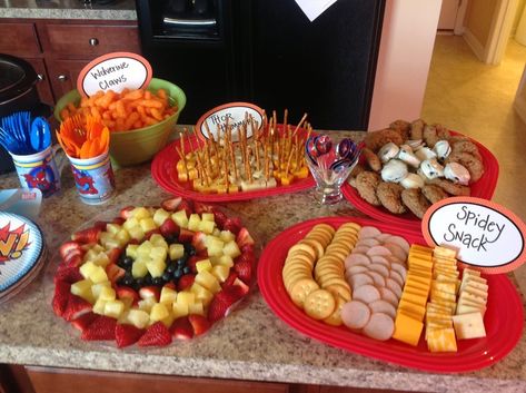 super hero party food | Party food | Super hero 4th birthday Party Food Ideas Birthday, Spiderman Snacks, Avengers Birthday Party Food, Spiderman Birthday Party Food, Superhero Birthday Party Food, Superhero Party Food, Desserts Birthday, 4de Verjaardag, Marvel Birthday Party