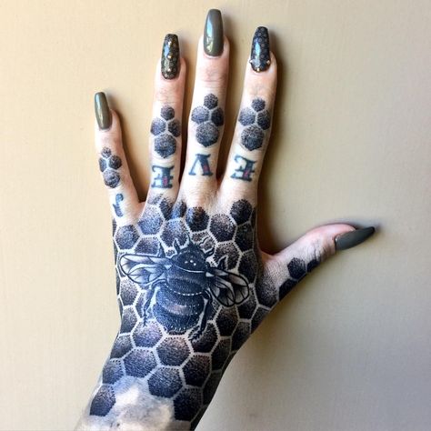 Hand Tattoo... Bee Honeycomb Hand Tattoo, Bee Hand Tattoo, Tattoo Bee, Queen Bee Tattoo, Shin Tattoo, Hand Tats, 3 Tattoo, Alt Girls, Bee Tattoo