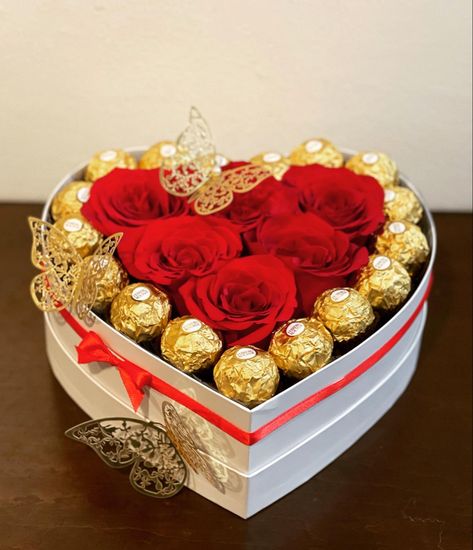 Heart Box Valentine Gift Ideas, Mother’s Day Flower Arrangements, Teen Valentine Gifts, Diy Mother's Day Gift Basket, Bouquet Graduation, Valentine Gifts For Boys, Valentines Bricolage, Chocolate Flowers Bouquet, Chocolate Bouquet Diy