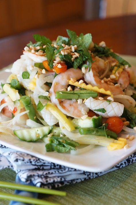 Thai Seafood Salad, Hmong Recipes, Recipes Vietnamese, Thai Seafood, Vietnamese Salad, Chinese Salad, Lao Food, Thai Salad, Tasty Thai