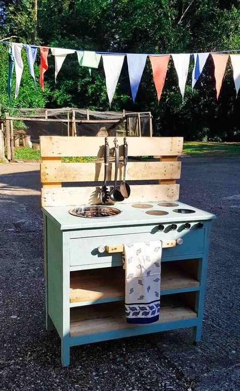 Recently, I was asked to make a mud kitchen that anyone can make at home using household objects for a TV show. You can find my more in-depth homemade mud kitchen DIY here. Here's how I turned an old chest of drawers into a quick an easy mud kitchen in 1 hour!I think this would make a great Christmas gift for kids - particularly on a budget as it uses household junk that many of us have lying around. Washing Up Bowl After measuring the diameter of a stainless steel bowl, excludin… Easy Mud Kitchen, Mud Kitchen Diy, Mud Kitchen Ideas, Diy Backyard Movie, Outdoor Play Kitchen, Mud Pie Kitchen, Mud Kitchen For Kids, Kitchen For Kids, Mud Kitchens