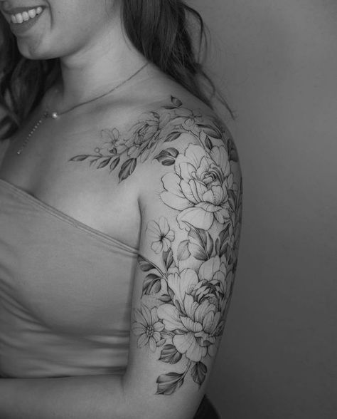 Feminine Shoulder Tattoos, Shoulder Sleeve Tattoos, Floral Tattoo Shoulder, Feminine Tattoo Sleeves, Flower Tattoo Shoulder, Fine Line Tattoo, Floral Tattoo Sleeve, Shoulder Tattoos, Shoulder Tattoos For Women