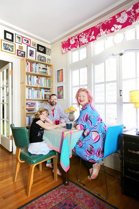 Open Concept Kitchen Living Room Maximalist, Family Apartment Living, Small Family Apartment, Maximalist Decor Small Spaces, Quirky Living Room, Roma Style, Open Plan Apartment, Colorful Apartment, Big Personality