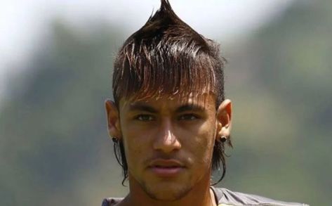 Neymar antes e depois: 16 fotos do craque brasileiro antes da fama | Fashion Bubbles Neymar Haircut, Brazilian Ronaldo, Hairstyle Neymar, Ronaldo Haircut, Funny Football Videos, Soccer Hair, Football Poses, Mohawk Hairstyles Men, Old Hairstyles