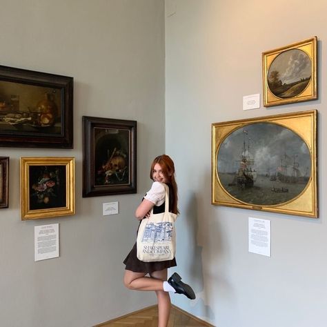 Museum Aesthetic Photos, Isabella Stewart Gardner Museum Photoshoot, Museum Pics Ideas, Art Museum Instagram Pictures, Art Gallery Pose Ideas, Museum Pics Aesthetic, Museum Inspo Pics, Museum Aesthetic Photoshoot, Museum Instagram Pictures